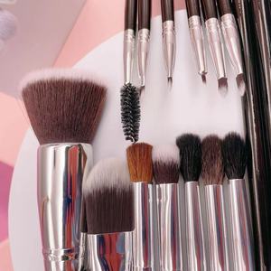 Ensemble de 26 pinceaux de maquillage en poils synthétiques vegan noirs, manche en bois, pinceaux plats, éventail, estompeurs, pour le visage - Product Image 2