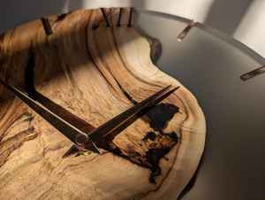 Reloj de Pared de Resina Contemporáneo con Marco de Madera, Elegante, Duradero y Funcional, Perfecto para la Sala de Estar - Product Image 6