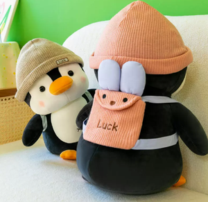 Set di Peluche Pinguini Famiglia di Cinque con Cappello Lavorato a Maglia, Etichetta Portafortuna, Zaino, Bambola Imbottita - OEM ODM Personalizzato Ingrosso - Product Image 4