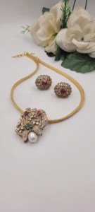Ensemble de bijoux plaqué or de luxe comprenant un collier et des boucles d'oreilles pendantes assorties, ornées de diamants américains blancs et de pierres rouges. - Product Image 3