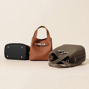 Un bolso de mano de cuero desmontable de gran capacidad con un diseño sencillo y un cierre de cremallera de fácil aplicación. - Product Image 4