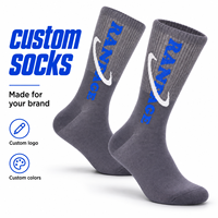Chaussettes personnalisées bicolores grises, avec accent blanc incurvé et motif graphique bleu vertical, logo et couleurs personnalisés