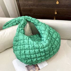 Bolsa de Mano Personalizada Acolchada de Nailon Ligero de Gran Capacidad para Mujer, con Correa Única para Llevar al Hombro o Cruzada - Product Image 4