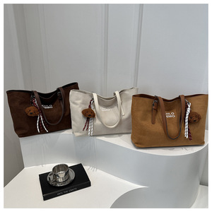 <span class=keywords><strong>Sac</strong></span> fourre-tout vintage en <span class=keywords><strong>cuir</strong></span> PU marron avec imprimé lettres, <span class=keywords><strong>sac</strong></span> à main tendance en suède texturé avec breloque ours, logo personnalisé - Product Image 2