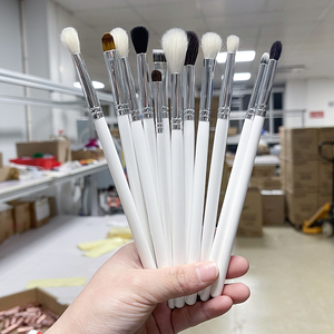 <span class=keywords><strong>Kit</strong></span> de 12 pinceaux pour les yeux et le <span class=keywords><strong>visage</strong></span> en plastique de luxe DailyQueen avec manche en bois, option de logo personnalisé pour les ombres à paupières et le blending - Product Image 2