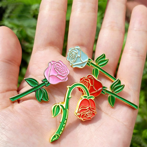 Pins de Solapa Personalizados de Metal con Esmalte Suave y Duro, Diseño de Rosa, Chapados en Oro y Plata, Colores Personalizados, Venta al Por Mayor - Product Image 1