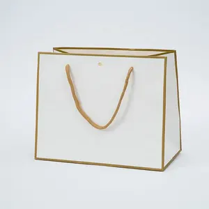 Sacchetti di carta regalo bianchi personalizzati a basso MOQ con Design avvolgente oro sacchetti di carta bianca di alta qualità