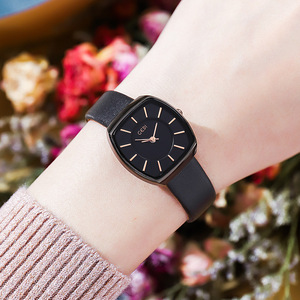 Reloj de cuarzo con esfera negra cuadrada en tono oro rosa para mujer, reloj de pulsera minimalista con correa de cuero negro para mujer, informal, para uso diario - Product Image 4
