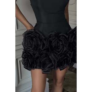 Robe de soirée noire mini avec élégante décoration en rose - Product Image 4
