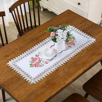 Technologie de broderie de nappe rectangulaire Drapeau de table en tissu polyester Beau motif de fleurs