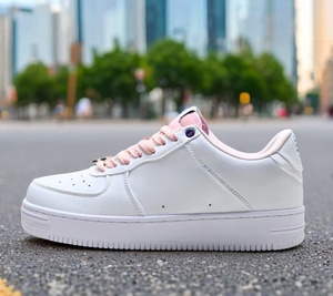 Chaussures classiques BAPES STAR - Une chaussure décontractée élégante à plateforme et semelle épaisse, conçue pour les jeunes filles, offrant une excellente tenue. - Product Image 3
