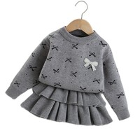 Ensemble pour petites filles : Pull en tricot doux jacquard à mini-nœuds et badges perlés, et mini-jupe en tricot à volants superposés