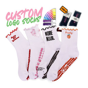 व्यक्तिगत डिजाइन कस्टम लोगो ग्रिप्पी योग मोजे महिलाओं के लिए कढ़ाई पत्र विरोधी पर्ची ग्रिपी मोजे - Product Image 1