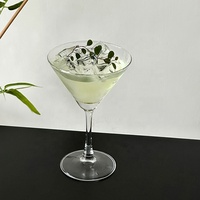 Verres à martini de style japonais, à tige épaisse et transparente, classiques et élégants, pour cocktails et événements.