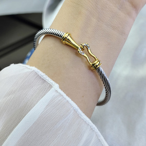 Descubre cada semana Spotify 2024, joyería de marca, joyería de diseñador, <span class=keywords><strong>pulsera</strong></span> de diseño de herradura dorada - Product Image 1