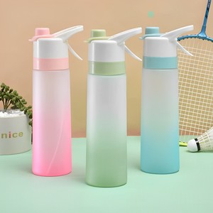 Özelleştirilmiş kullanımlık Fitness spor seyahat su şişeleri toptan 700ml okul plastik Misting sprey su şişesi saman ile - Product Image 4