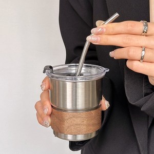 Mug à bière pliable en acier inoxydable <span class=keywords><strong>avec</strong></span> manchon en bois, couvercle anti-fuite et <span class=keywords><strong>paille</strong></span> métallique pour bière, cocktails et boissons glacées - Product Image 5