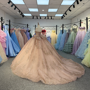 Robe de bal de Quinceañera 6868 avec imprimé princesse en strass et cristaux, antistatique, couleur champagne, décolleté cœur, traîne chapelle et nœud - Product Image 3