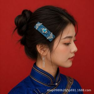 Pince à cheveux ethnique « Tracing The Realm Of Fireflies » en satin et tissu chinois, pince latérale élégante pour femme, accessoire pour chignon - Product Image 5