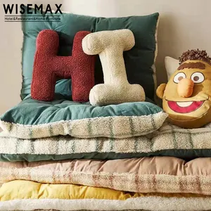 WISEMAX أثاث بتصميم عصري أريكة منزلية ديكور تيدي قماش برأس مال شكل حروف وسائد ملونة وسائد لغرفة النوم