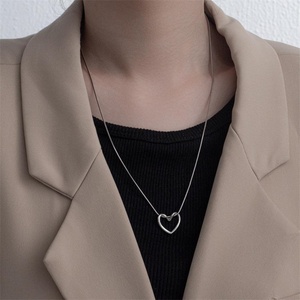 Collier populaire en acier inoxydable plaqué or 18 carats, anti-ternissement, avec pendentif cœur creux et chaîne à maillons, couleur argent/or pour femme - Product Image 3