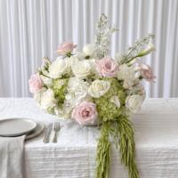 Centre de table floral artificiel effet naturel, roses blanches et roses, hortensias, lys calla, décoration de table pour mariages, événements et fêtes