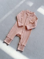 Combinaison pour bébé en coton biologique, pyjama pour bébé, vêtements de nuit durables pour bébé, combinaison pour nouveau-né personnalisée, combinaison pour bébé en tissu uni