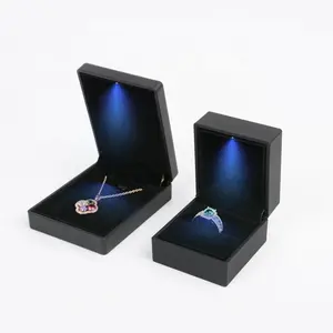Özel lüks siyah plastik hediye Logo seti kadife parlak Led kolye yüzük takı mücevher ambalaj kutusu ile Led ışık