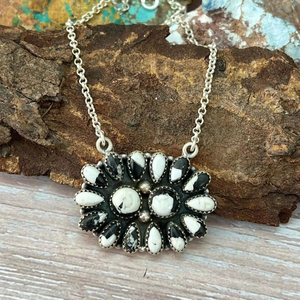 Hermoso Collar Hecho a Mano de Plata de Ley con Turquesa Kingman y Búfalo Blanco para Mujer - Product Image 1