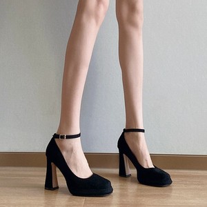 Chaussures françaises rétro noires époustouflantes à plateforme à talon épais imperméables à semelle extérieure en caoutchouc et dessus en cuir véritable de haute qualité à la vente - Product Image 1