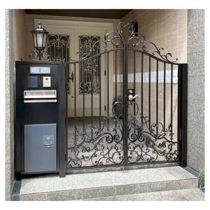 Geçişli Tasarım ve Pati Geçirmez Dikey Çubuklarla Süslenmiş Ferforje Köpek Kapısı - Product Image 4