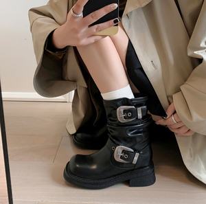 Botas arrugadas de estilo natural, nuevo estilo de otoño, punta cuadrada, tacón medio grueso, decoración con hebilla metálica, botas de moda para mujer - Product Image 5