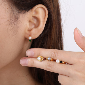 ต่างหูห่วงมุกเทียม ชุบทอง 18k ไทเทเนียมสตีล ทรงกลม ประดับขอบ สำหรับใส่ทุกวัน - Product Image 4