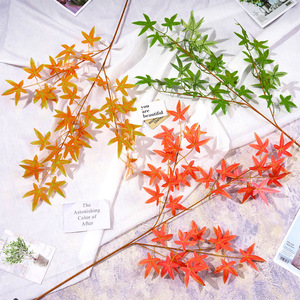 Rama de Hojas de Arce Artificiales de 30cm-100cm, Plástico Verde, Naranja y Rojo, Decoraciones para Bodas, Arreglos Florales y Paisajismo - Product Image 1