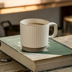 Tazza da Caffè in Porcellana di Alta Qualità, Design Moderno in Rilievo, Adatta per Microonde e Lavastoviglie, Regalo per Coppie e Ufficio, Monouso - Product Image 3
