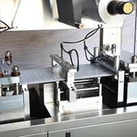 Machine d'emballage sous blister en film PVC imprimé sur mesure pour œufs de chocolat avec jouet, machine de scellage sous blister