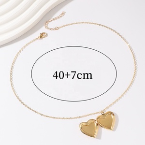 Article tendance : Collier pendentif cœur fait main en fleurs séchées « Ne t'oublie pas », plaqué or, en cuivre, avec photo personnalisée pour femme - Product Image 4