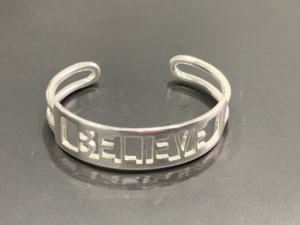 Bracelet manchette de couleur or et argent, avec relief, belle finition, bijoux de créateur, tendance pour femmes - Product Image 2