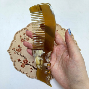 Peigne à barbe et à cheveux en corne polie fait main, accessoire de toilettage naturel moderne et écologique de qualité supérieure pour un usage quotidien - Product Image 1