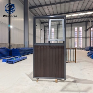 Duurzame buitenpoort voor paardenstallen, op maat ontworpen met sterke gehard glazen stalraam, goede ventilatie en luchtstroom. - Product Image 1