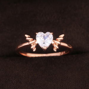 Anello a Cuore da Donna con Zirconi, Aperto e Regolabile, Elegante e Minimalista, Gioiello Statement per Uso Quotidiano - Product Image 2