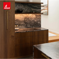 Armoire de cuisine Alland de style moderne du milieu du siècle, finition bois massif, panneau plat, avec îlot en marbre foncé en cascade