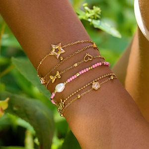 Bracelet à breloques tendance en alliage de zinc plaqué or 18 carats avec étoile et strass, design géométrique pour femme - Product Image 2