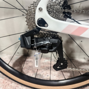 จักรยานเสือหมอบคาร์บอนไฟเบอร์ ล้อ 700c 21 สปีด ระบบเกียร์ไฟฟ้า Wheeltop พร้อมดิสก์เบรก โช้คหน้า รับน้ำหนักได้ 150 กก. เหมาะสำหรับปั่นในเมือง - Product Image 3