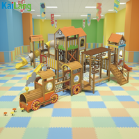 Aire de jeux populaire pour enfants en bois, combinant toboggan et tour de cloche en forme de train, pour activités sportives extérieures