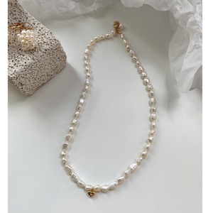 Collar Retro de Lujo Ligero con Diseño Nórdico de Nicho, Perla Irregular de Agua Dulce Barroca Inyectada en Oro de 14K, Forma de Corazón de Melocotón Pequeño - Product Image 4