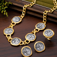Ensemble de bijoux bicolore style pièce de monnaie romaine : collier, boucles d'oreilles et bague, vintage, luxe léger, robuste et imposant
