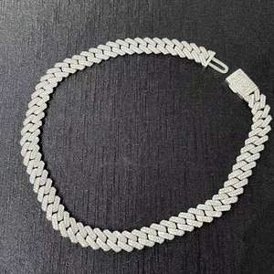 Collar de Cadena Cubana de 12 mm con Colgante de Corazón de Plata de Ley Chapada en Oro de 22k y Moissanita VVS de Alta Calidad en Oferta - Product Image 5