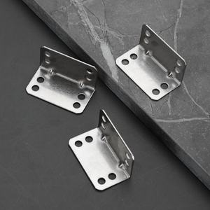 Soporte <span class=keywords><strong>de</strong></span> ángulo <span class=keywords><strong>de</strong></span> acero inoxidable <span class=keywords><strong>de</strong></span> 90 grados en forma <span class=keywords><strong>de</strong></span> L engrosada, fijador <span class=keywords><strong>de</strong></span> 8 orificios para estante <span class=keywords><strong>de</strong></span> silla <span class=keywords><strong>de</strong></span> mesa, soporte <span class=keywords><strong>de</strong></span> hierro triangular <span class=keywords><strong>de</strong></span> Metal - Product Image 3