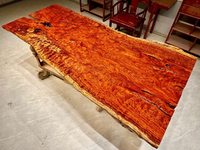 Plateau de table en bois de Bubinga bouclé à bords naturels, à usage commercial, avec motif ondulé